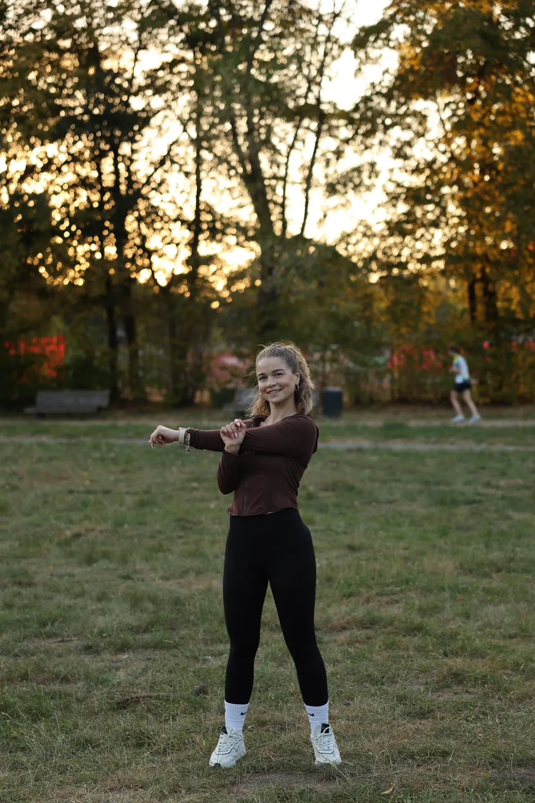 Jessica Bülow bei einer Ganzkörperübung im Park