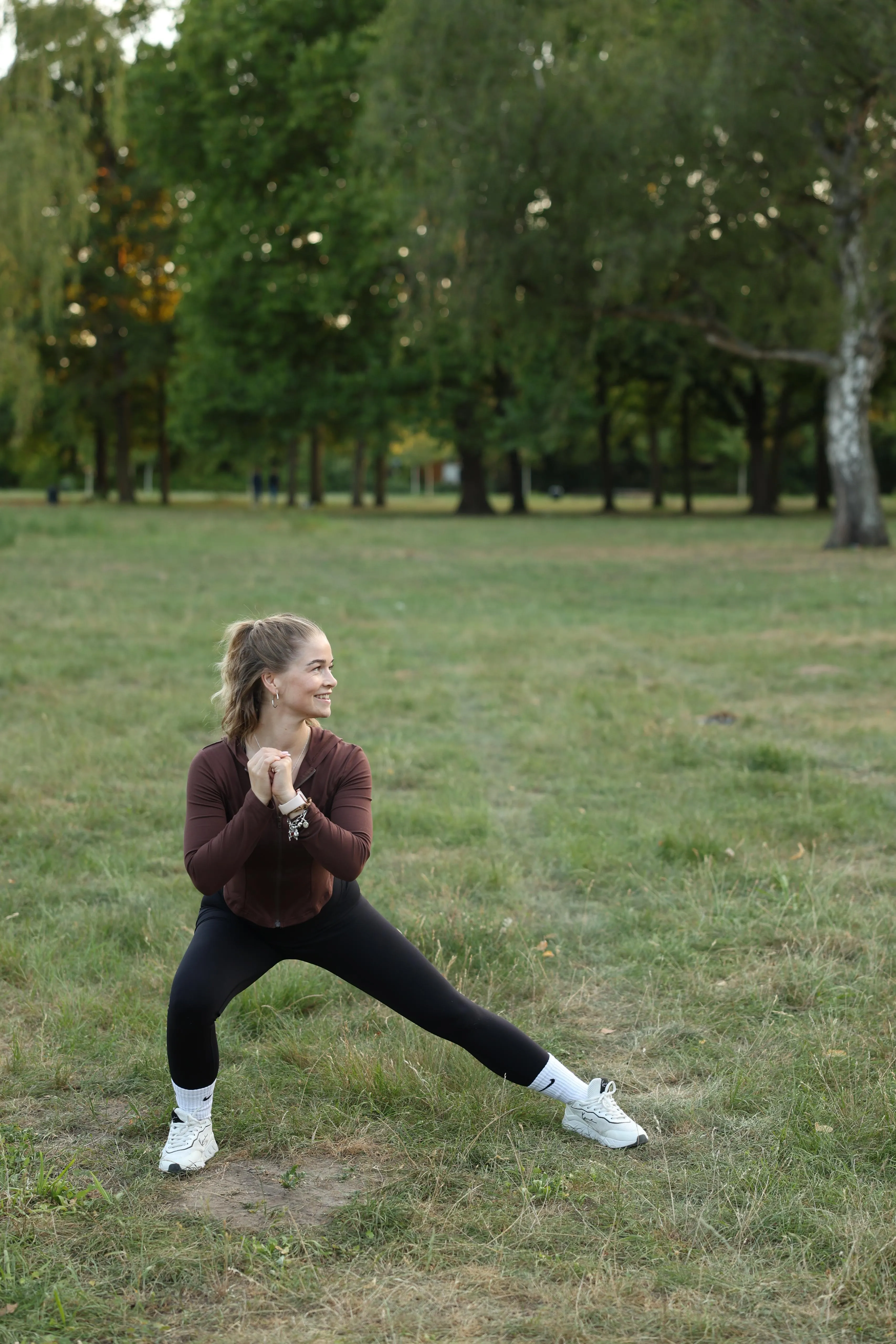 Jessica Bülow im Ausfallschritt, Mobility-Training im Park
